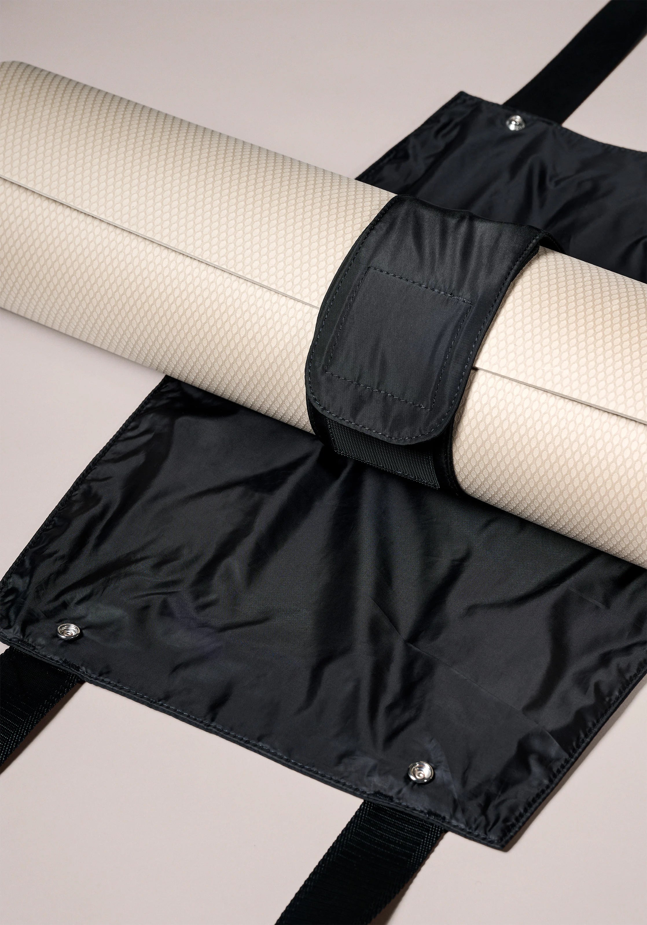 Casall Yoga Mat Carrier borsa tappetino yoga nera riciclata