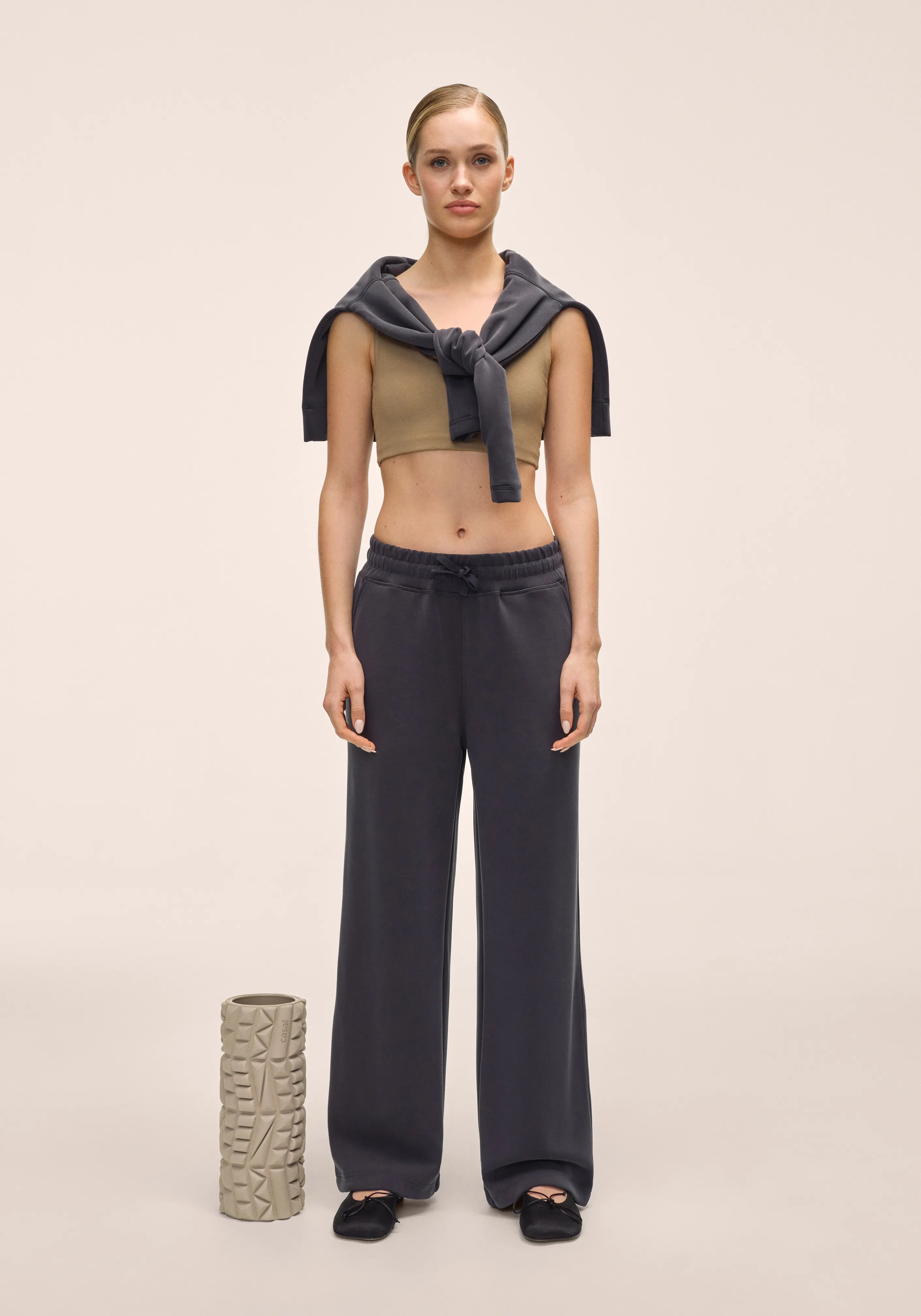 Casall Peachy Straight Leg Jogger Almost Black modal