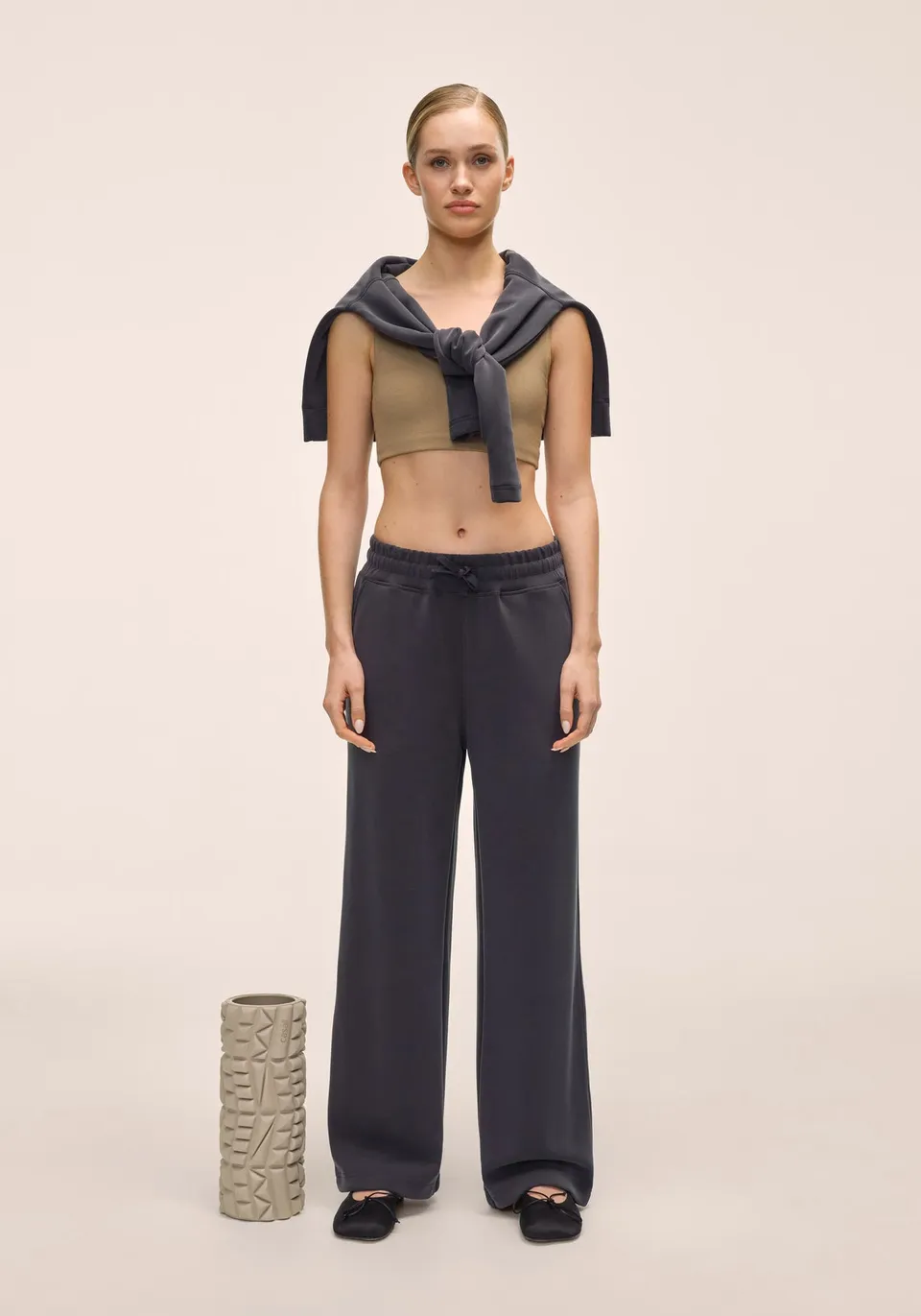 Casall Peachy Straight Leg Jogger Almost Black modal