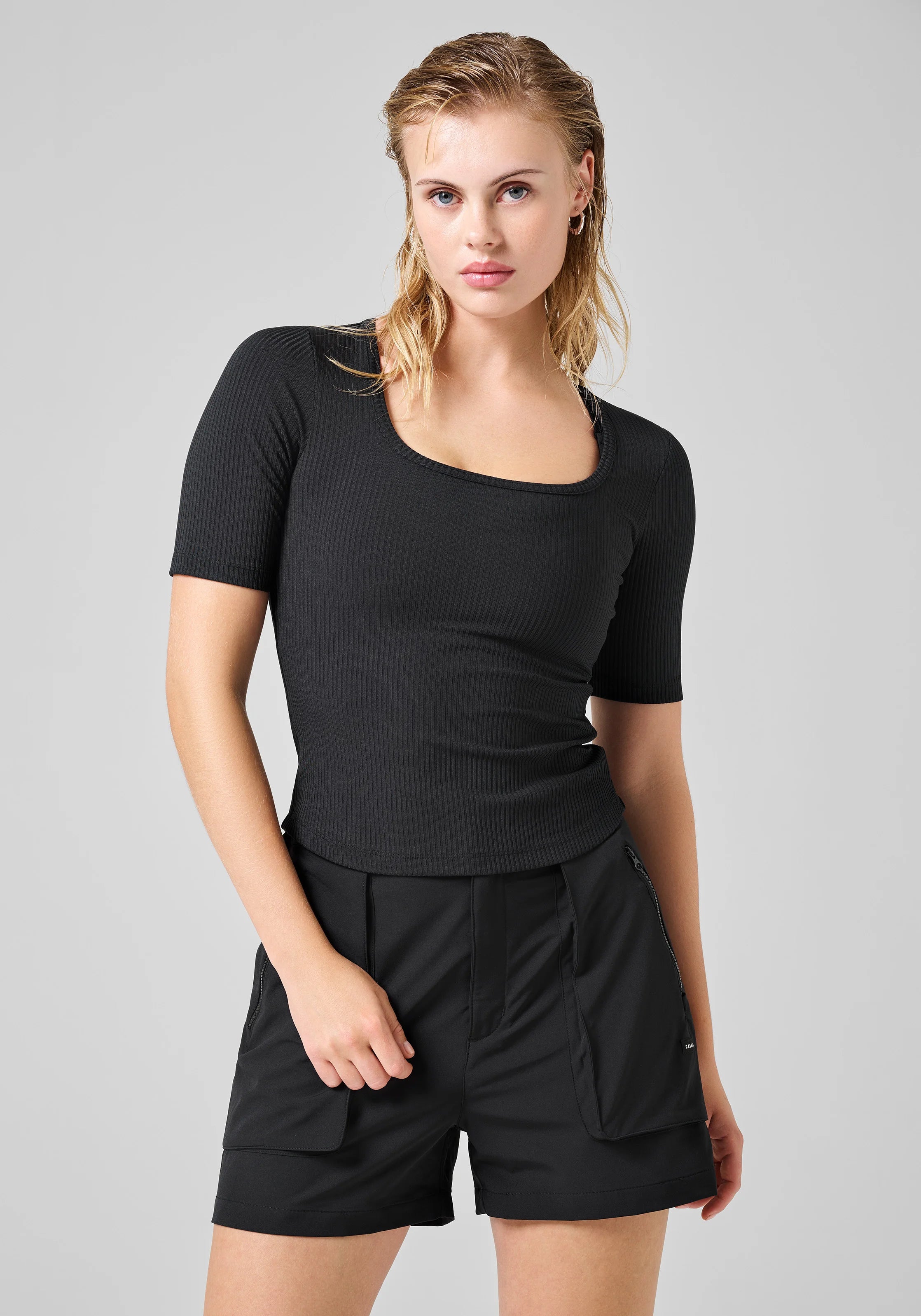 Casall Scoop Rib Tee maglietta nera elasticizzata