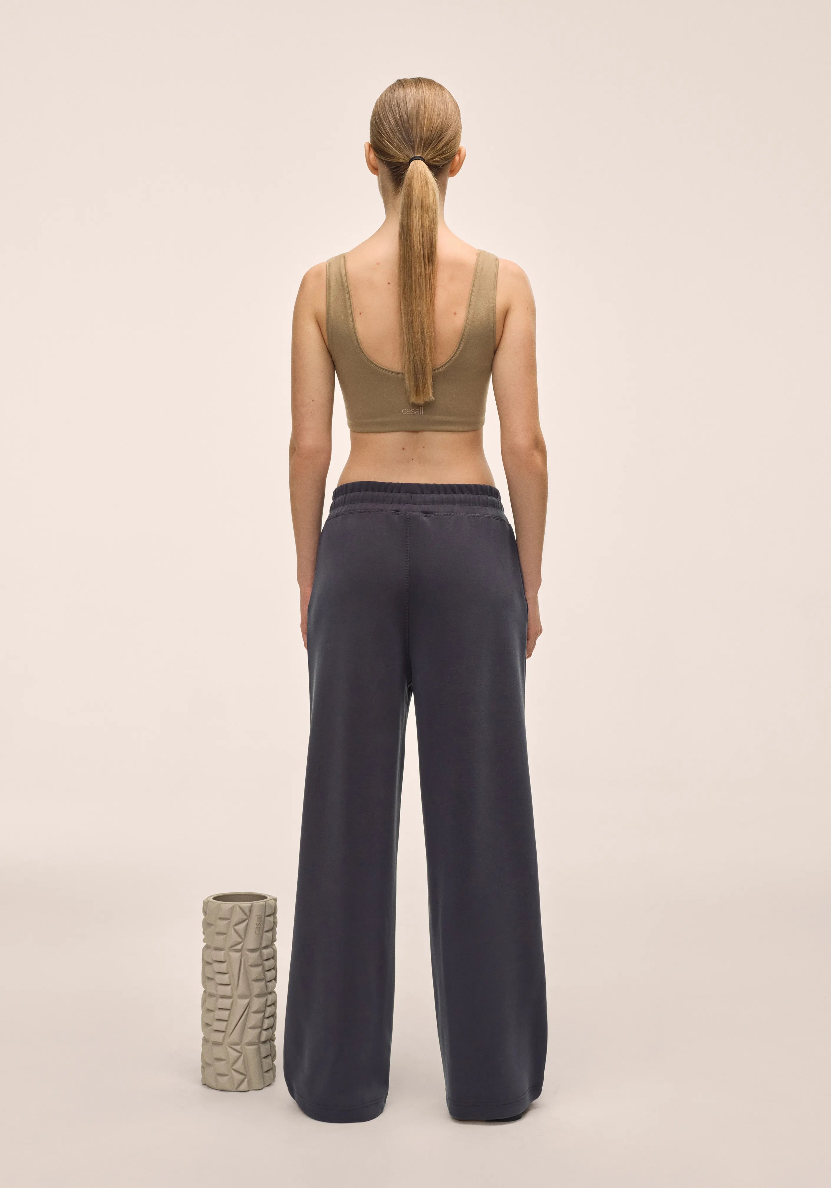 Casall Peachy Straight Leg Jogger Almost Black modal