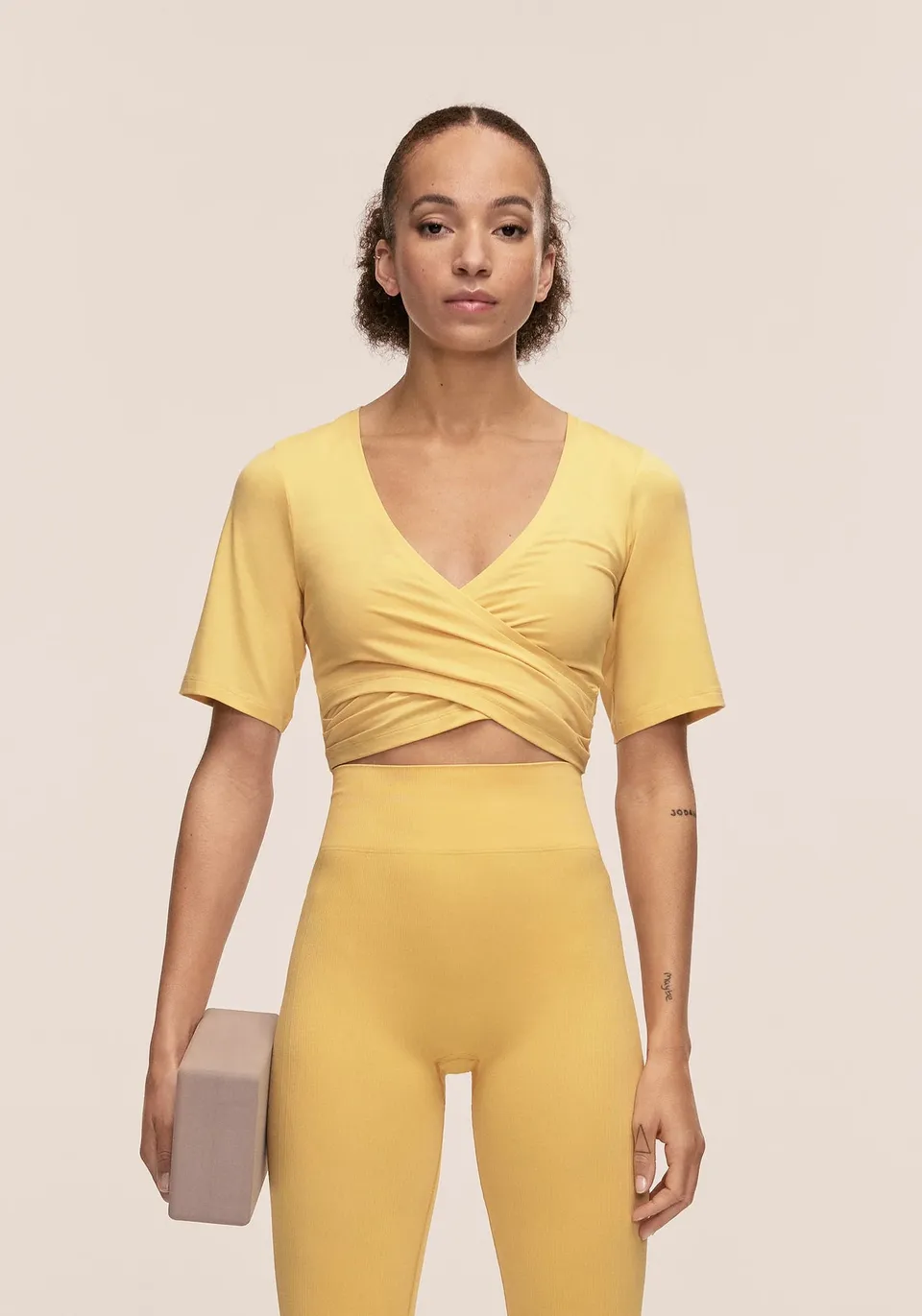 Casall Delight Cropped Wrap top yoga giallo leggero