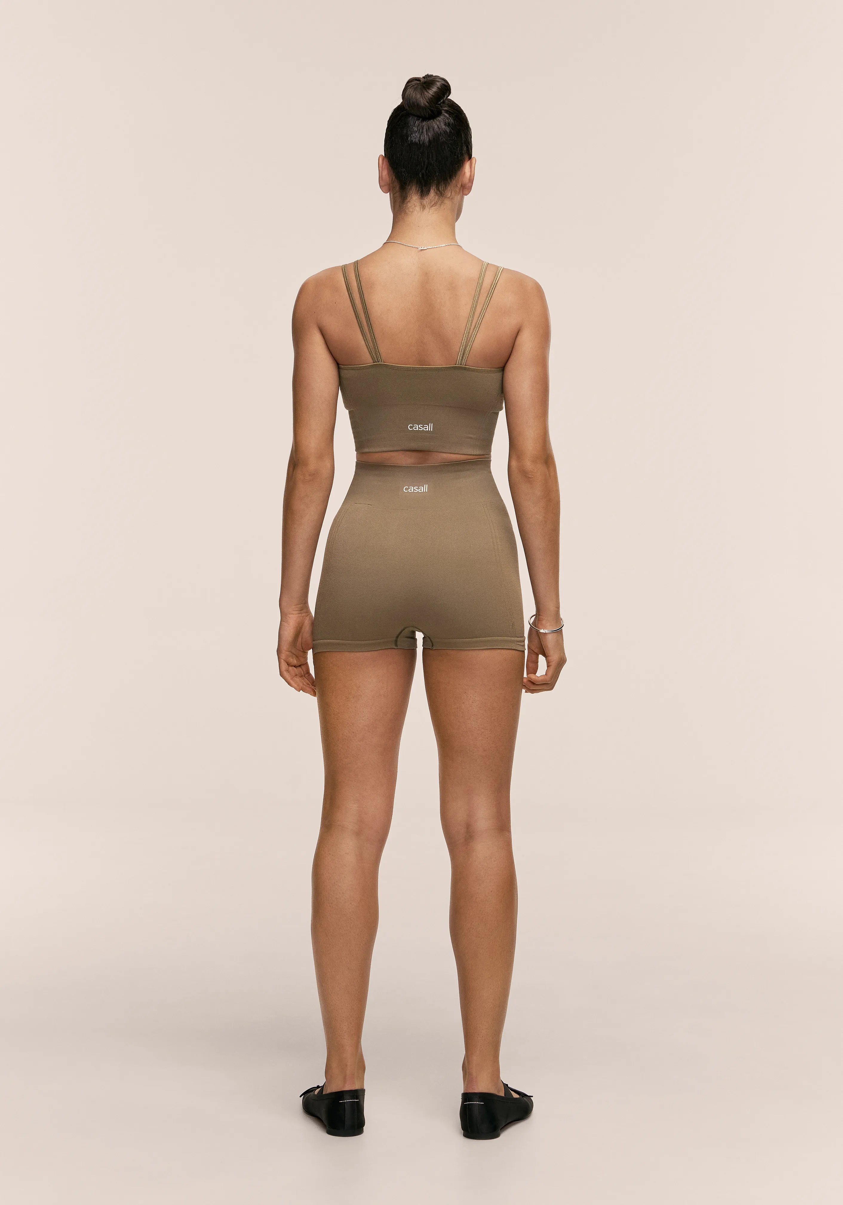Casall Shiny Seamless Rib shorts yoga khaki chiaro