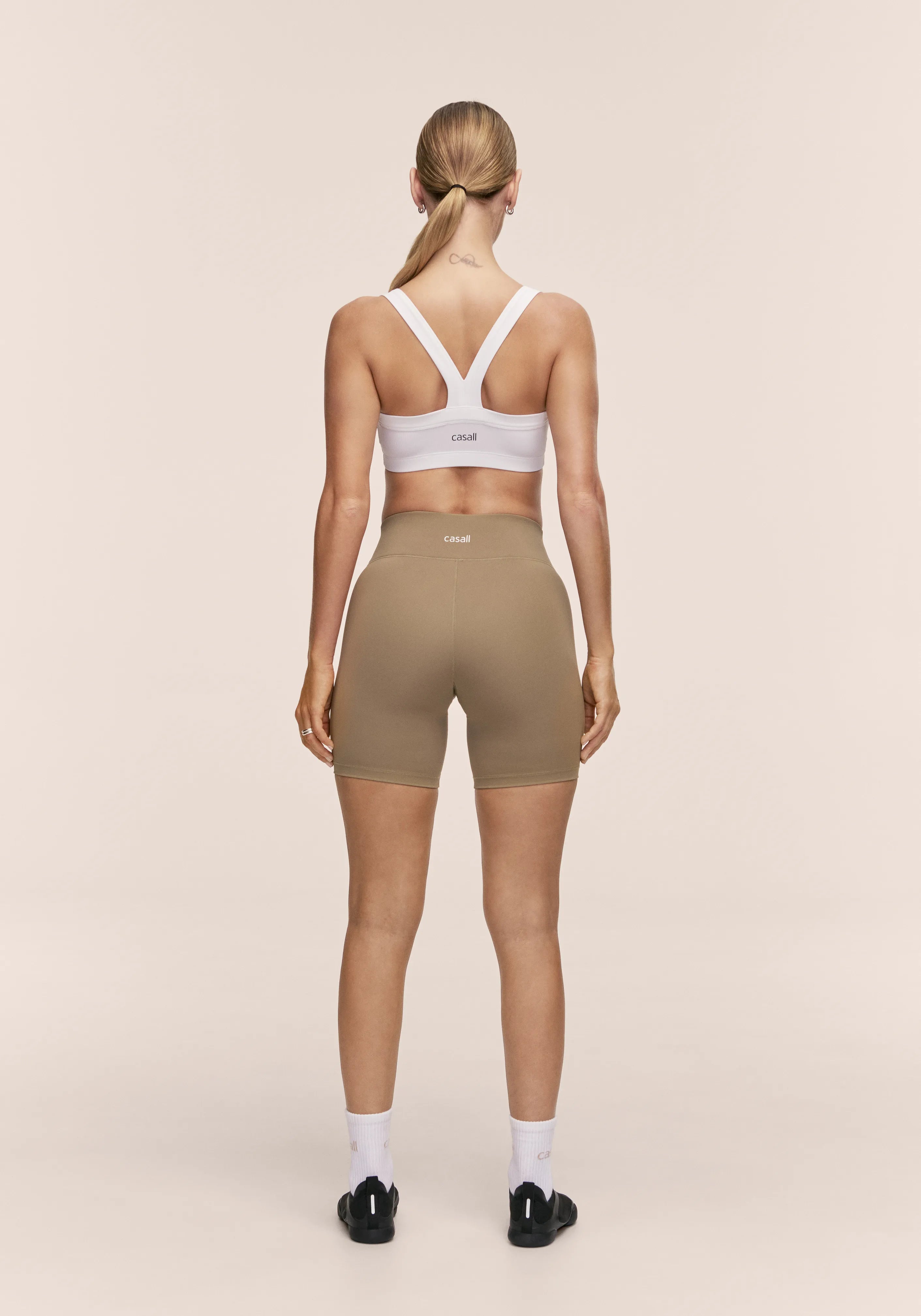 Casall Essential Regular Waist Biker shorts Light Khaki traspiranti