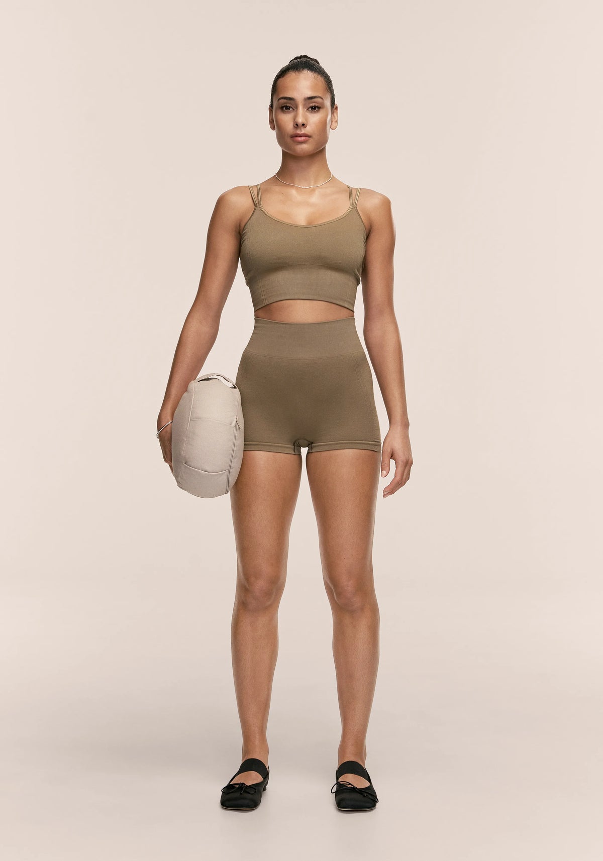 Casall Shiny Seamless Rib shorts yoga khaki chiaro