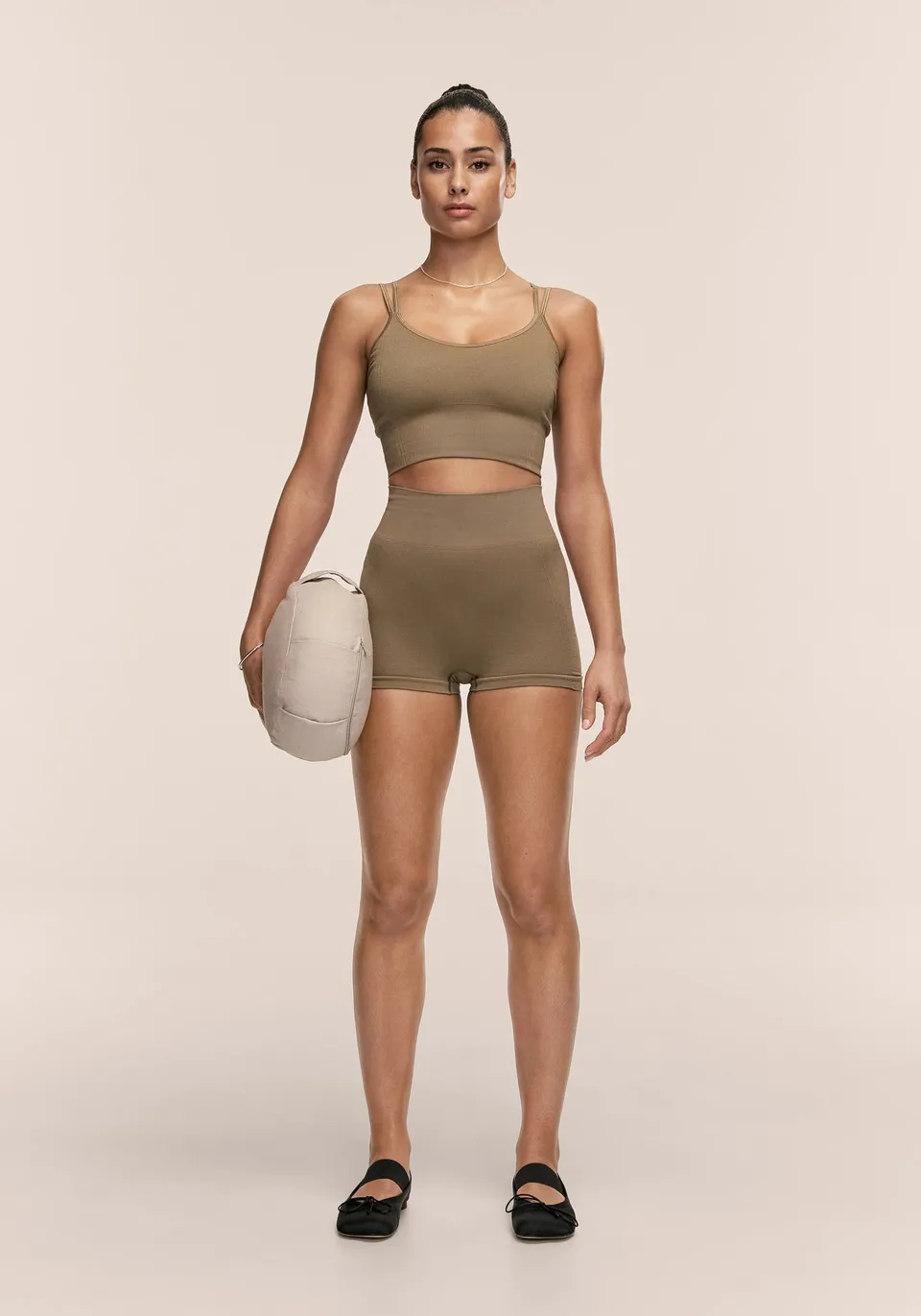 Casall Shiny Seamless Rib shorts yoga khaki chiaro