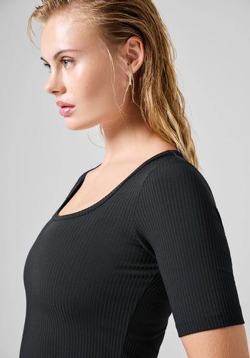 Casall Scoop Rib Tee maglietta nera elasticizzata