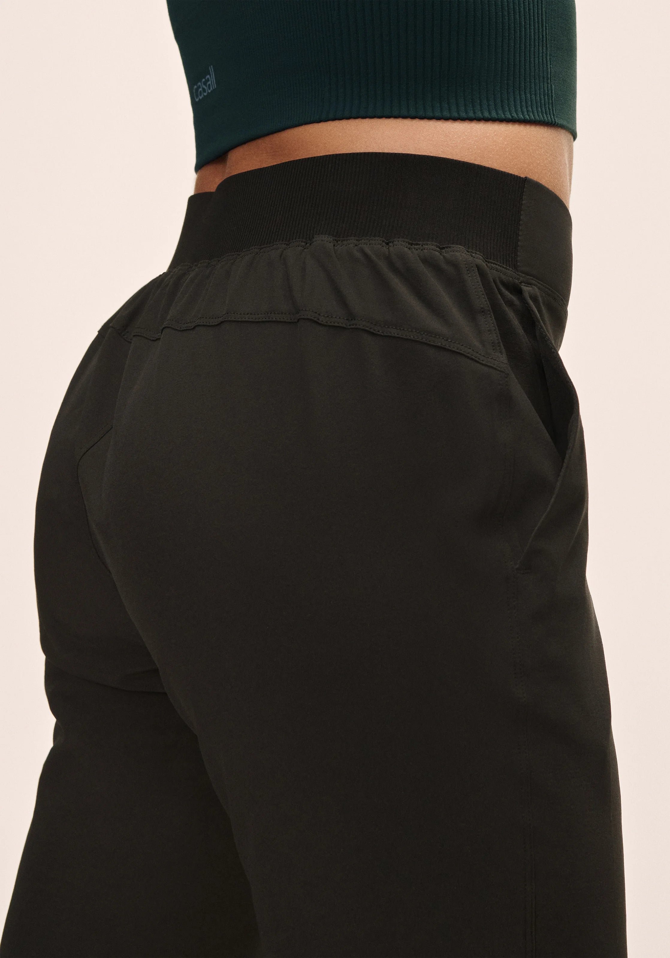 Casall Slim Woven Pants pantaloni neri elasticizzati