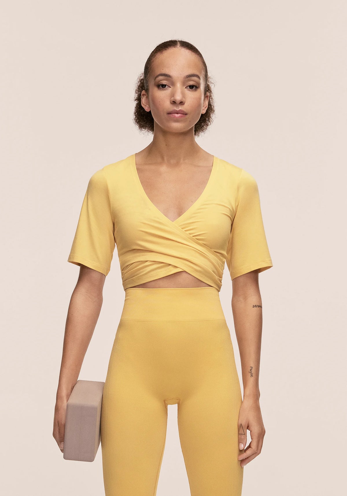 Casall Delight Cropped Wrap top yoga giallo leggero